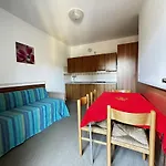 Pleasant Family With Pool And Playground דירה ביביונה